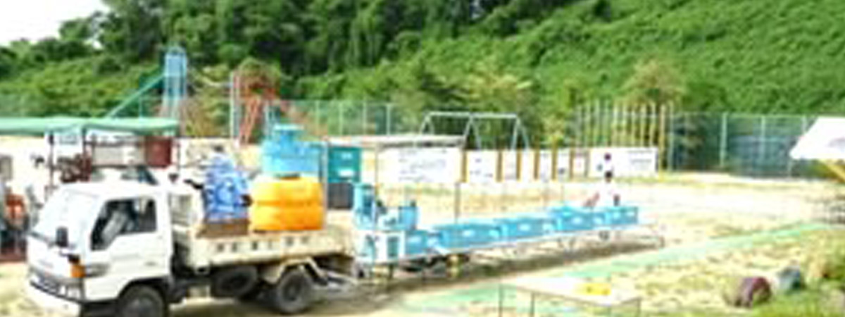 福島県内の小学校で行われた放射能汚染水の除染実証試験の様子