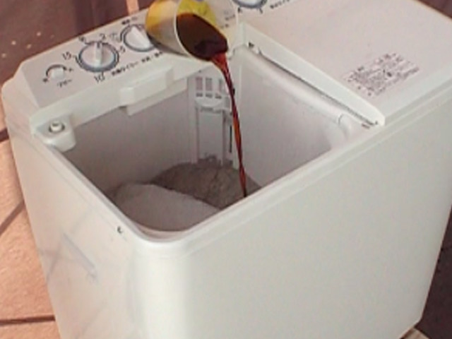 １次処理<br />マジカルZ液体を適量加え、３分間撹拌後、ろ布をセットしたろ過器に排水します。脱水した液は再び洗濯槽に戻します。